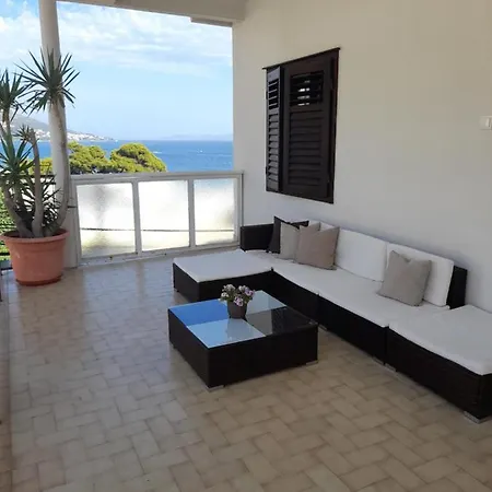 Luna Apartment